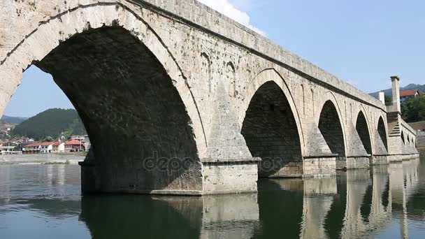 alte steinerne Brücke über den Fluss Drina visegrad - Filmmaterial, Video