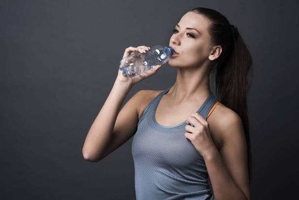 Kobieta pijąca wodę - Zdjęcie, obraz