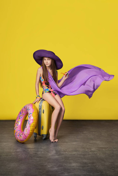 girl in a swimsuit in a hat with a suitcase - Foto, Imagem
