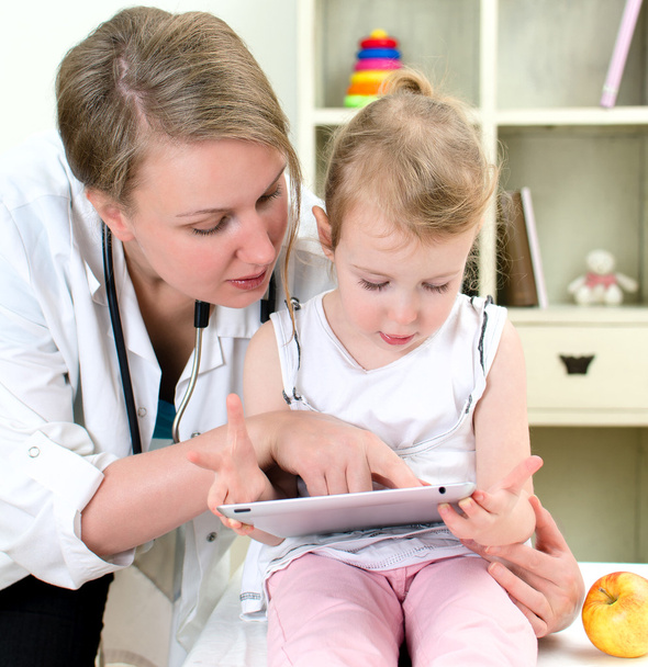 Pediatra e menina usando tablet computador
 - Foto, Imagem