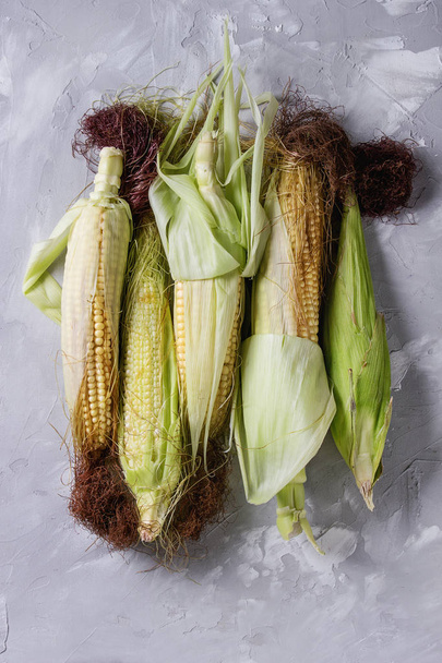 Young raw corn cobs - Fotoğraf, Görsel