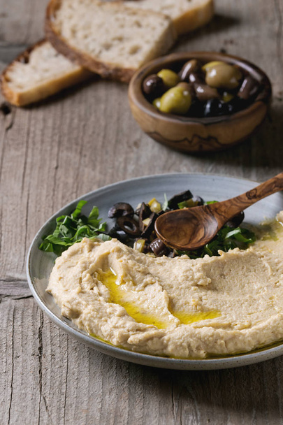 Hummus with olives and herbs - Foto, Imagen
