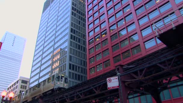 Metró lovagolni közepette felhőkarcoló - Felvétel, videó