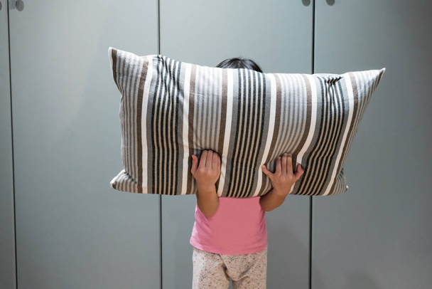 Deprimido niño cubriendo su cara con almohada y gritando en ang
 - Foto, imagen