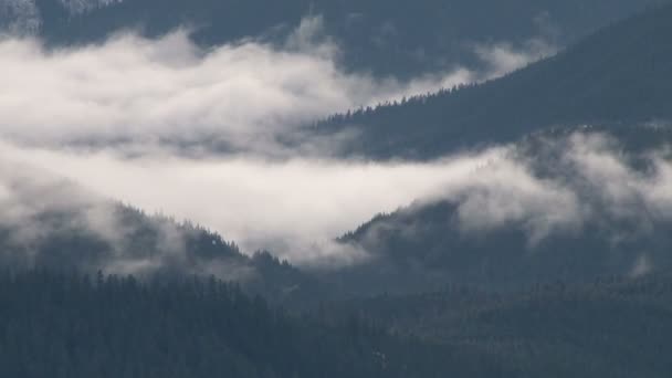 Nuages dans les montagnes enneigées
 - Séquence, vidéo