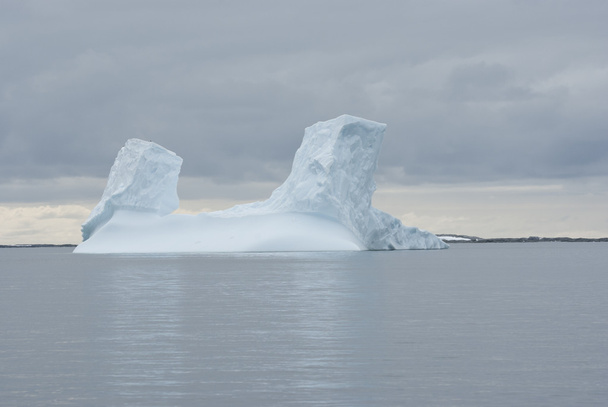 Iceberg en el Océano Austral
. - Foto, imagen