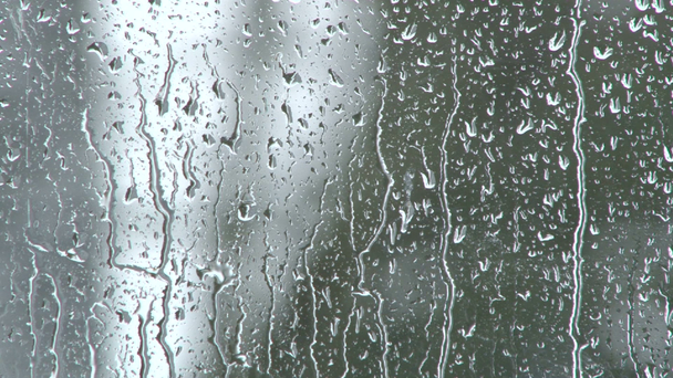 Pluie tombant sur le verre pendant la tempête de pluie
. - Séquence, vidéo