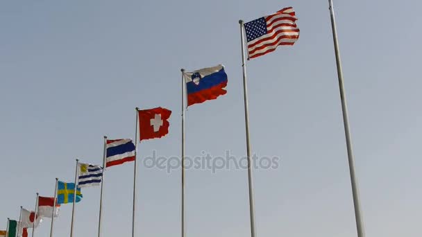 Πολλές εθνικές σημαίες κυματίζουν στον αέρα. Αμερικανική σημαία. - Πλάνα, βίντεο