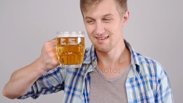 Young happy man tasting a draft beer - Кадры, видео