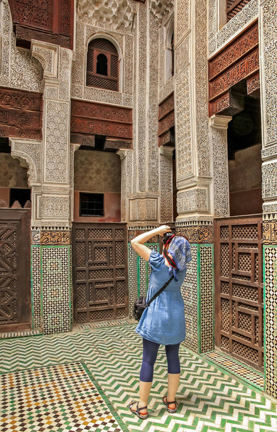 Robienie zdjęć wewnątrz szkoły Koranic w Meknes turystycznych - Zdjęcie, obraz