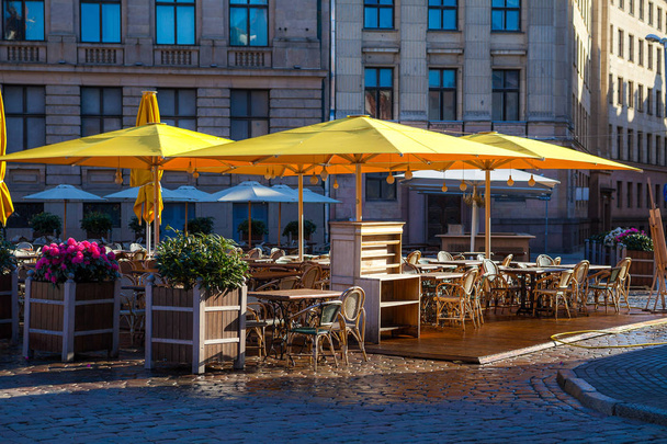 Уютное кафе на открытом воздухе в старом городе Риги, Латвия
 - Фото, изображение