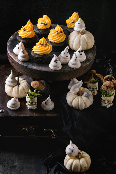 Halloween decorated sweet table - Valokuva, kuva