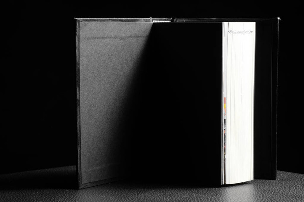 Keménytáblás könyv, a fekete háttér - Fotó, kép