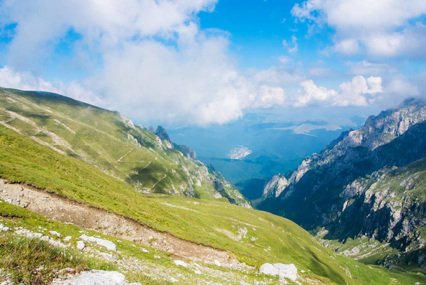 Vue panoramique sur les montagnes carpatiennes, les vallées verdoyantes et le beau ciel bleu en arrière-plan, parc naturel Bucegi, Roumanie, par une journée d'été ensoleillée
. - Photo, image