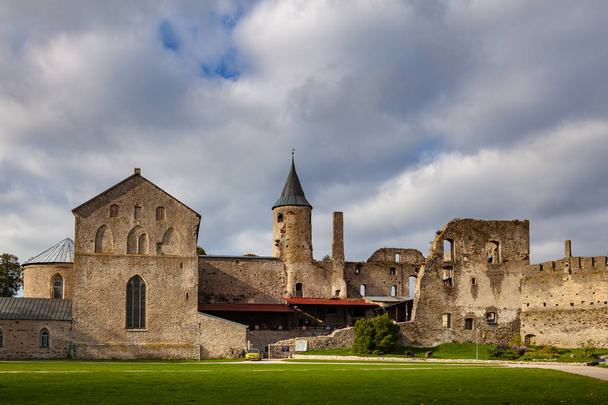 Ruínas do castelo episcopal medieval de Haapsalu, Estónia
 - Foto, Imagem