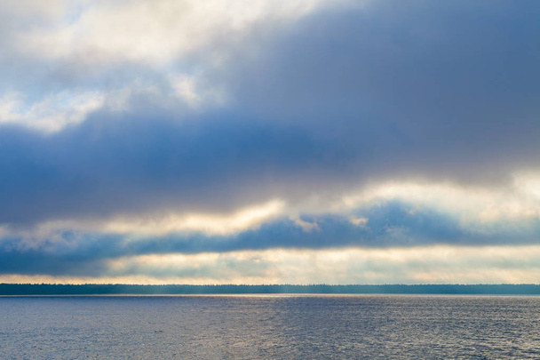 Θυελλώδη σύννεφα πάνω από την σκοτεινή θάλασσα - Φωτογραφία, εικόνα