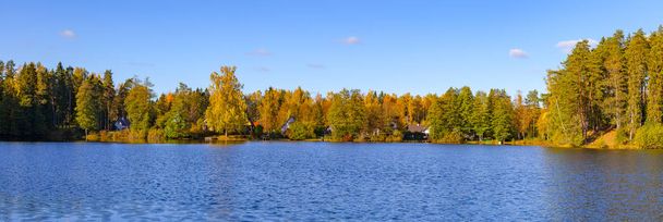Panoramik sonbahar orman ve evler yansıma gölet, Aegviidu, Estonya - Fotoğraf, Görsel