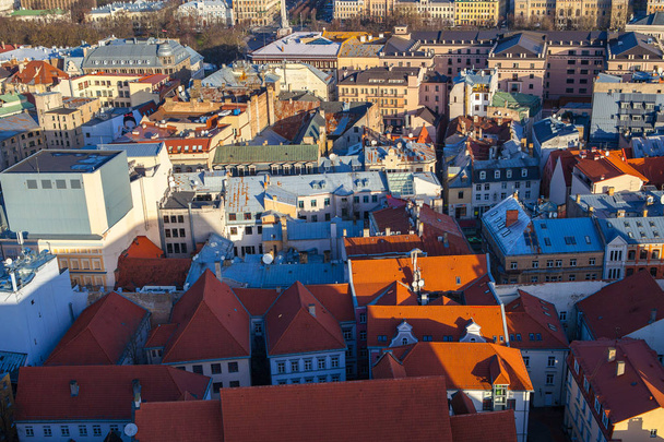 Riga, Lettland - 25 Dez 2016. Luftaufnahme auf den roten Dächern der Rigaer Altstadt, Lettland. - Foto, Bild