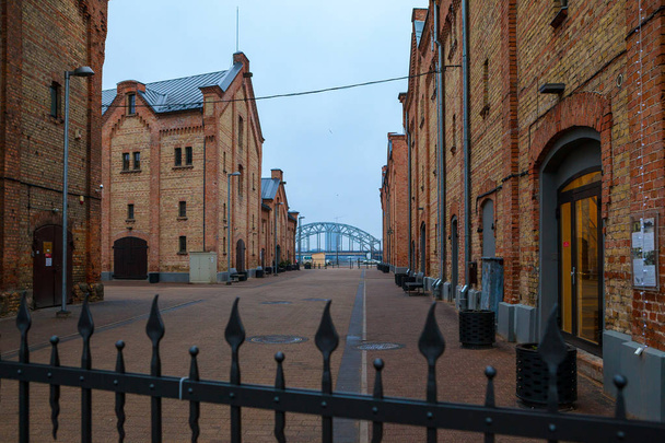 Riga, ラトビアの中央食品市場のれんが造りの建物 (倉庫). - 写真・画像