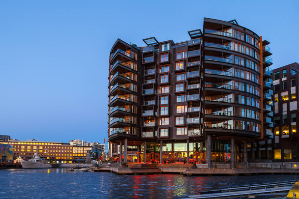 Oslo, Norvégia - 27 február 2016. Üveg és beton modern szállodák. Holmen nevű új mesterséges szigetek. - Fotó, kép