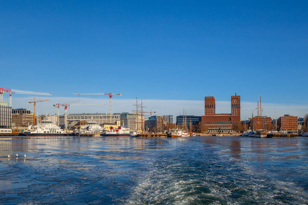 Oslo, Norvégia, 2016. február 28.: Nézd City hall, csónakok és víz kikötő - Fotó, kép