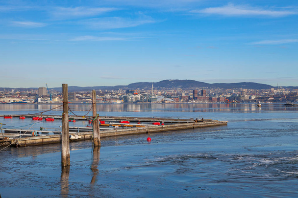 Régi fa mólón-a sziget: a háttérbeli Oslo waterfront - Fotó, kép