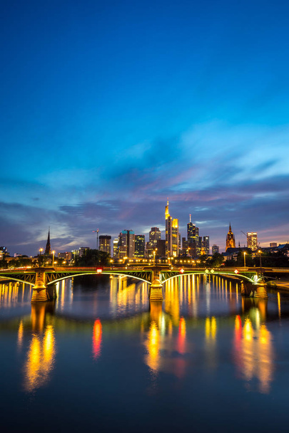  beleuchtete Frankfurter Skyline bei Nacht - Foto, Bild