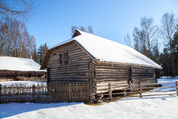 Celeiro de madeira tradicional, estilo baltico e escandinavo. Cena de inverno no campo
. - Foto, Imagem
