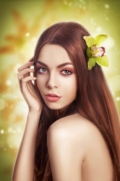 Beauty Portrait Brunette Model with Healthy Straight Hair with Flower - Foto, Imagem