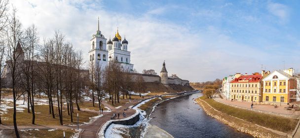 堤防とプスコフ、ロシアのクレムリンのパノラマ ビュー - 写真・画像