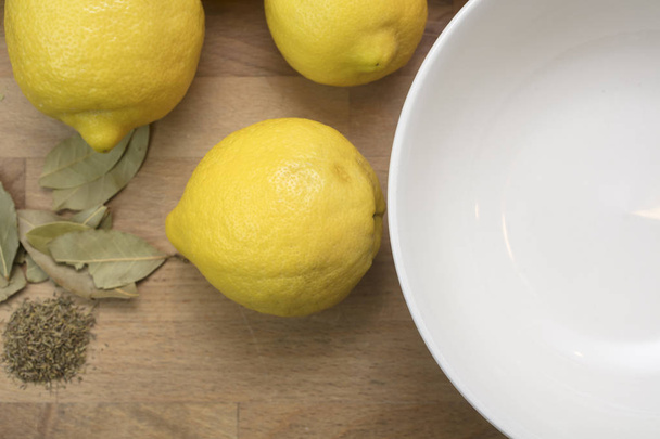 Різання та обробка консервованих солоних лимонів
 - Фото, зображення