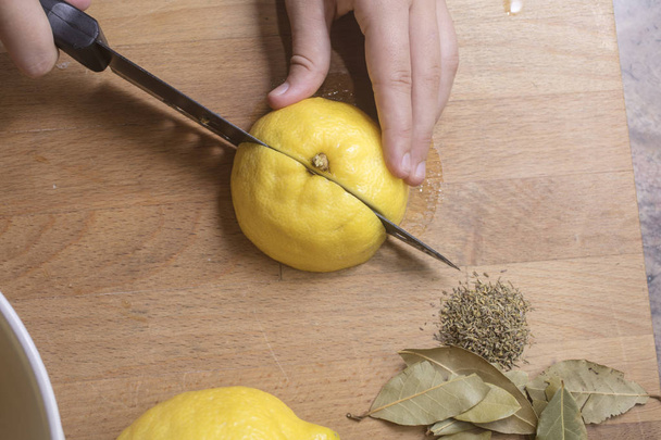 Tuzlu limon kesme ve işleme kişi korunmuş - Fotoğraf, Görsel