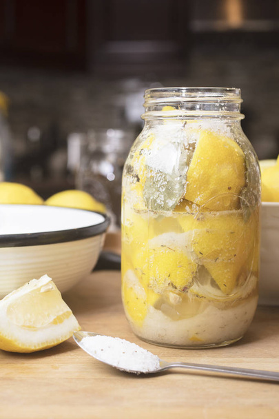 Sózott, szárított citrom tégelyek megőrzése - Fotó, kép