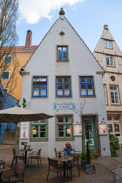 Bremen, Németország - 17 Apr 2016: gyönyörű régi étterem, kis háromszintes Hanza házban. - Fotó, kép