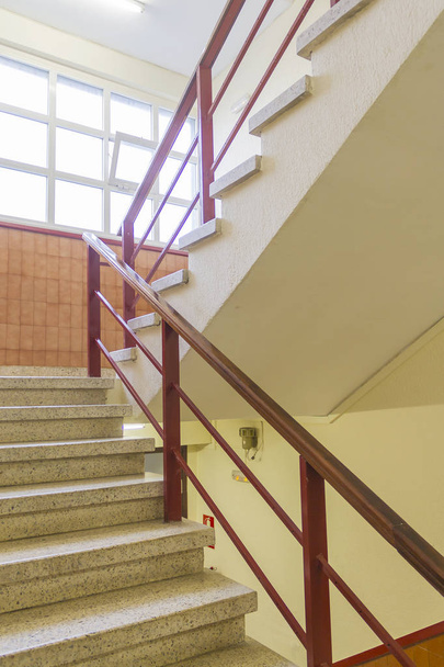 Escalier intérieur avec rampe
 - Photo, image