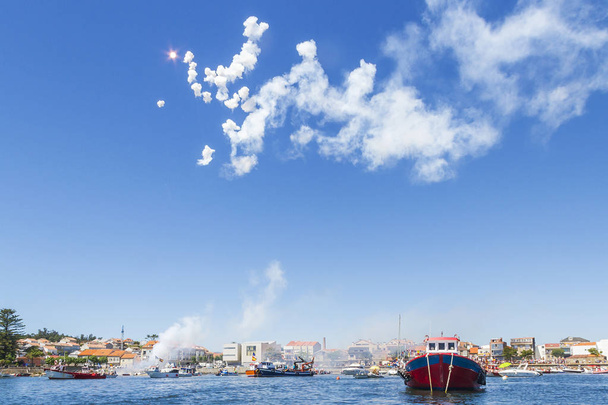 Bombas de celebración explotando en el cielo
 - Foto, Imagen