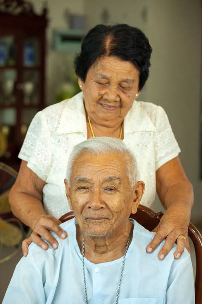 年配の女性が彼女の夫にマッサージを与える - 写真・画像