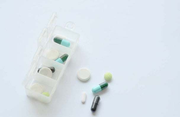  capsule médicale et médicaments dans fond de boîte en plastique
 - Photo, image
