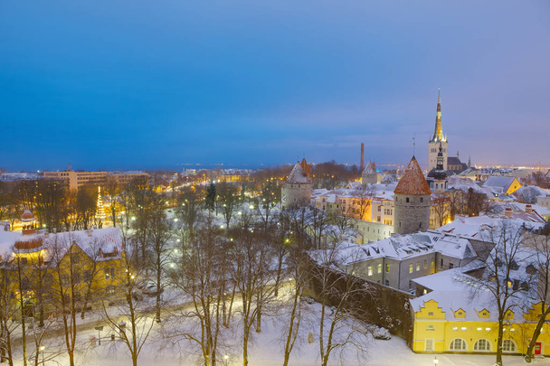 Wonderful winter night aerial scenery of the Old Town and park in Tallinn, Estonia - Zdjęcie, obraz