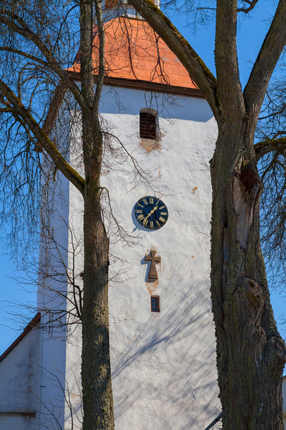 Torre medieval del reloj de la antigua iglesia estonia
 - Foto, imagen