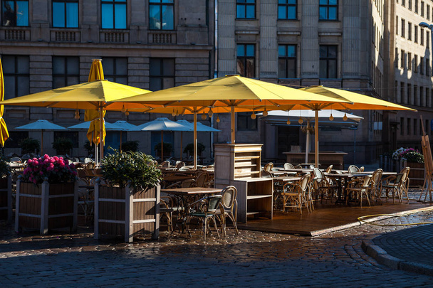 Уличное кафе на площади старого города (Рига, Латвия)
) - Фото, изображение
