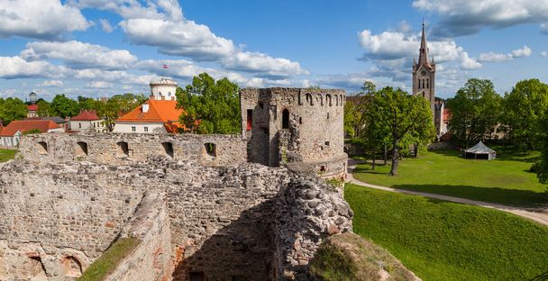 Vista panorámica de las ruinas del antiguo castillo de Livonia, nuevo castillo blanco y catedral en el casco antiguo de Cesis, Letonia. Verde y verano durante el día
. - Foto, imagen