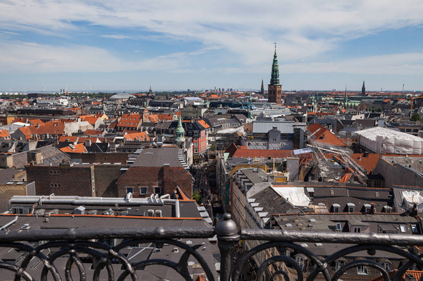 Gród miasta Kopenhaga z Round Tower. Stare wieże kościołów i rekonstrukcja dachu centrum miasta. Płot na pierwszym planie - Zdjęcie, obraz