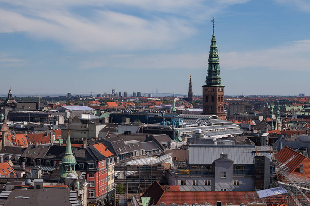 Cityscape Kopenhag yuvarlak kuleden. Eski kiliseler kuleler ve şehir merkezi inşası çatı. - Fotoğraf, Görsel