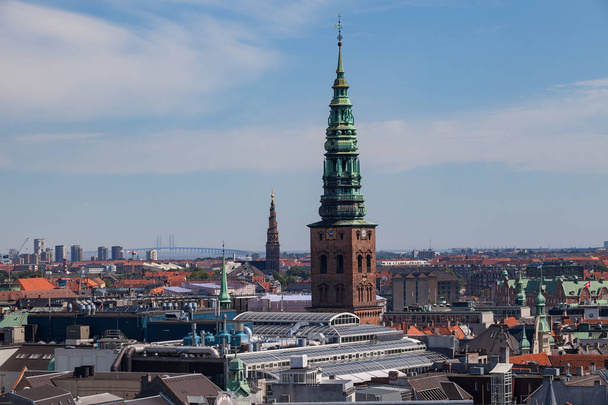 コペンハーゲン ラウンド タワーからの景観。旧ニコライ教会の塔 - 写真・画像