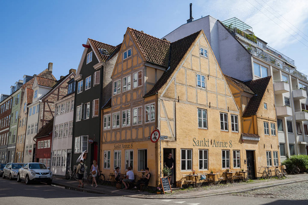 コペンハーゲン, デンマーク - 2016 年 6 月 26 日: 旧黄色と歩いている人 - 写真・画像