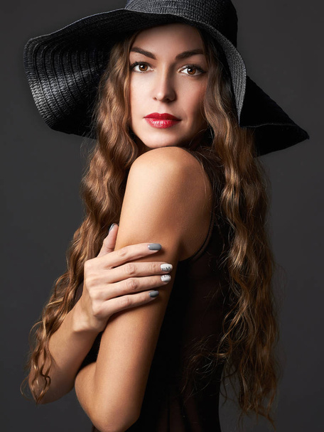 Hermosa joven con sombrero
 - Foto, Imagen