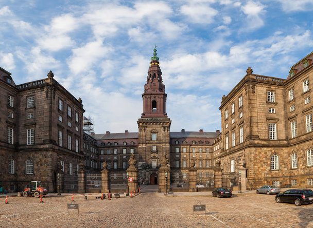 COPENHAGEN, DINAMARCA - 26 DE JUNIO DE 2016: El castillo de Christiansborg alberga el Parlamento danés y los establos reales
. - Foto, imagen