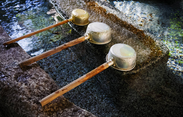 Plongeur d'eau au sanctuaire japonais, Tokyo, Japon
 - Photo, image