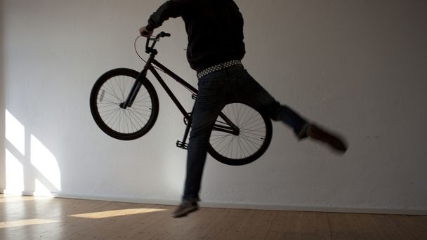 άνθρωπος και ποδήλατο - Φωτογραφία, εικόνα